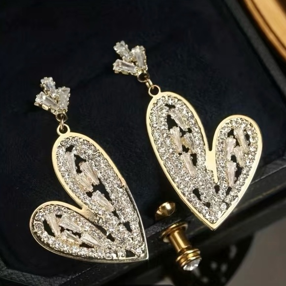 NWT Gold Heart Earrings - Picture 1 of 3